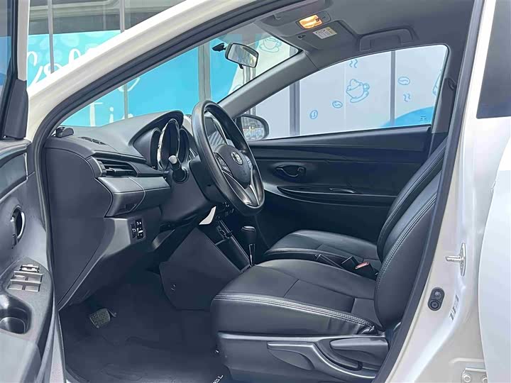 2022 Toyota Yaris L Hatchback