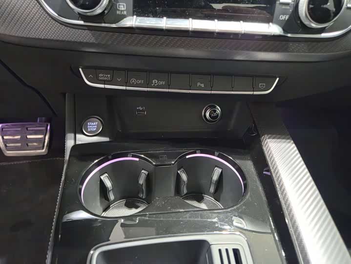 Audi A4L 2024 2024款 40 TFSI quattro RS套件燃速型