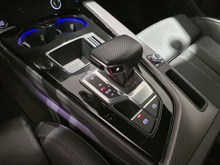 Audi A4L 2024 2024款 40 TFSI quattro RS套件燃速型