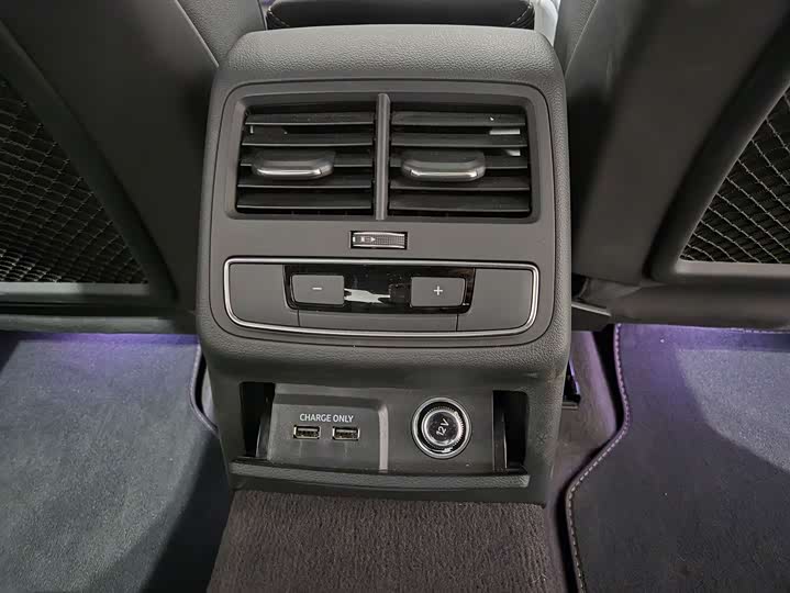 Audi A4L 2024 2024款 40 TFSI quattro RS套件燃速型