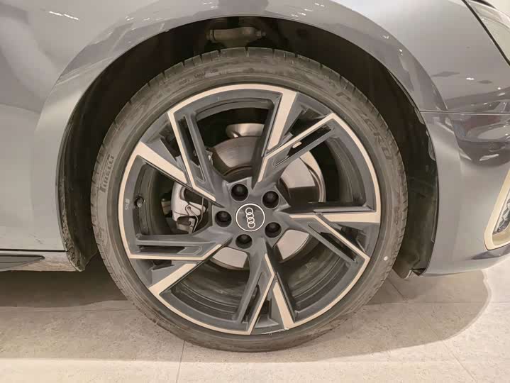 Audi A4L 2024 2024款 40 TFSI quattro RS套件燃速型