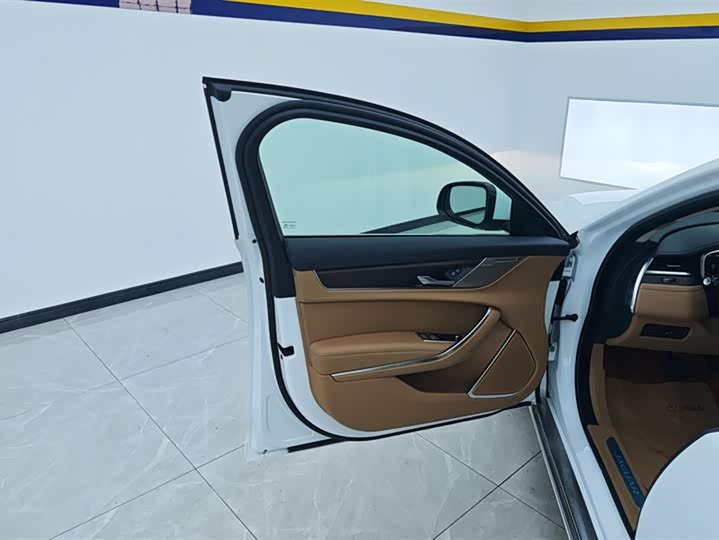 Jaguar XF L 2024 2024款 2.0T P250 两驱尊享豪华版