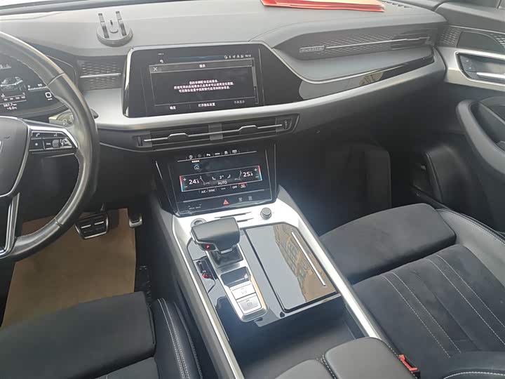 Audi Q6 2023 2023款 40 TFSI quattro 观云型 Light 飞骑套装