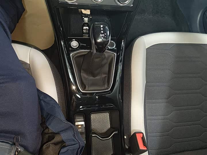 Volkswagen Tharu 2025 2025款 新锐 300TSI 锐意版