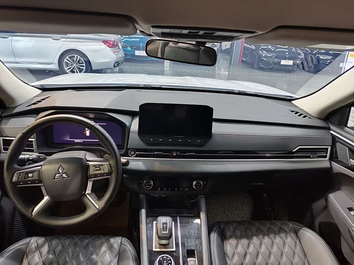 Mitsubishi Outlander 2023 2023款 1.5T CVT四驱尊耀版 7座