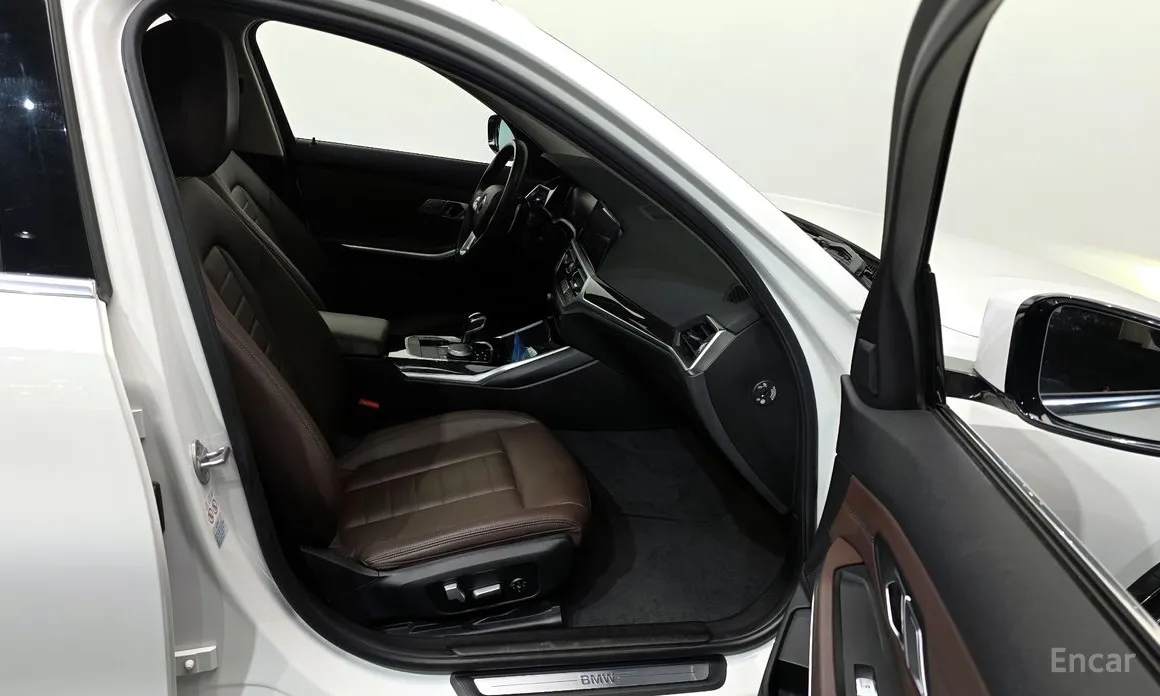 BMW 3 Series 2019 320i Touring Luxury