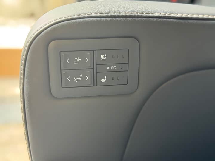 Toyota Alphard 2025 2025款 双擎 2.5L 尊贵黄金版