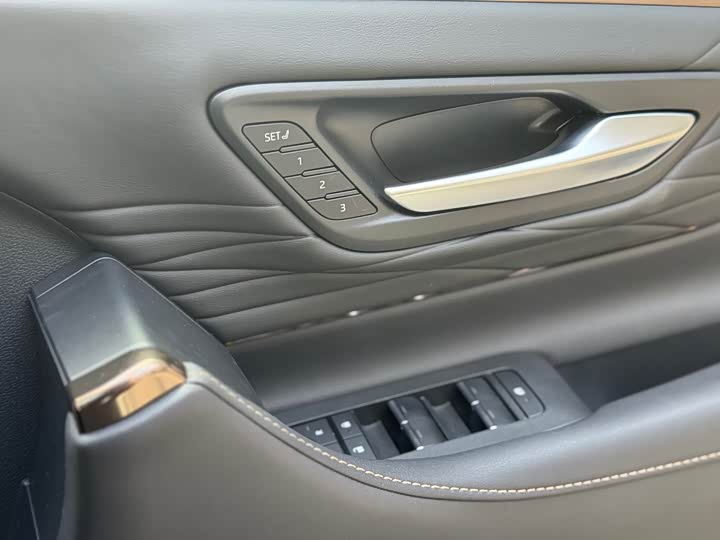 Toyota Alphard 2025 2025款 双擎 2.5L 尊贵黄金版