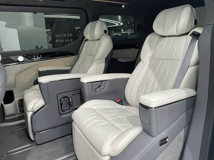 Zeekr 009 2024 2024款 七座过道版四驱 108kWh