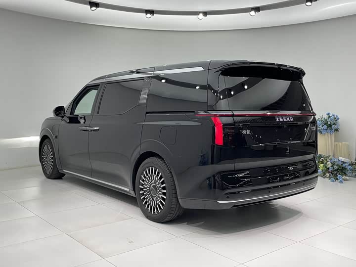 Zeekr 009 2024 2024款 七座过道版四驱 108kWh