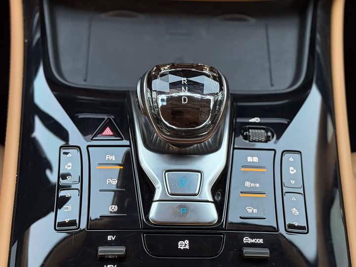 Denza D9 2025 2025款 DM-i 智驾版 1020 四驱尊荣型