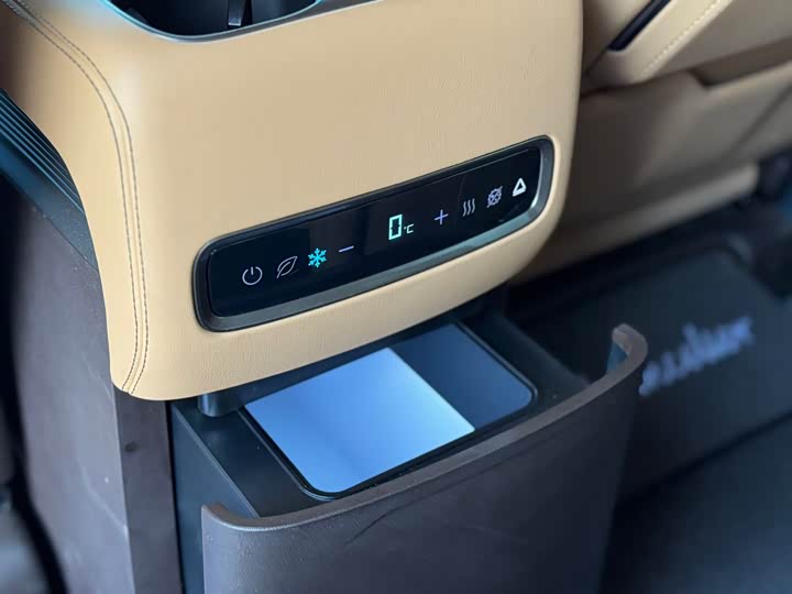 Denza D9 2025 2025款 DM-i 智驾版 1020 四驱尊荣型