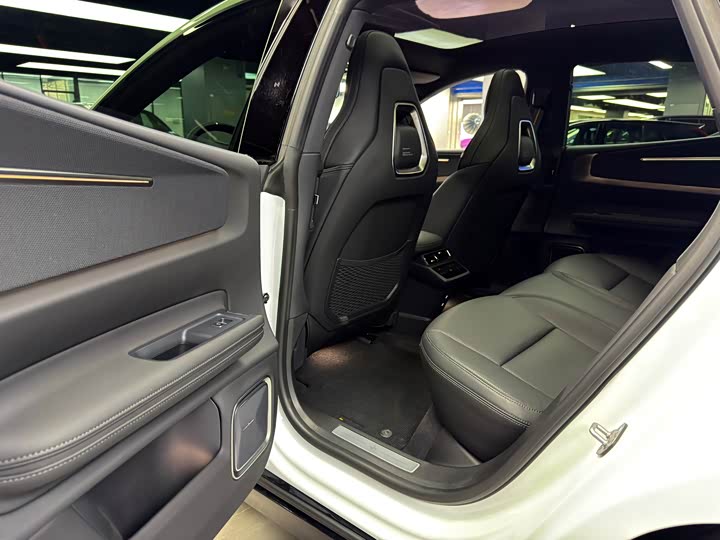 Polestar 4 2024 2024款 单电机标准续航PLUS 双星互联版