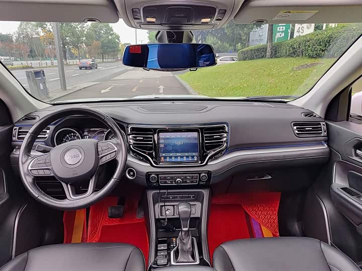 Jeep Grand Commander 2022 2022款 2.0T 两驱豪华版