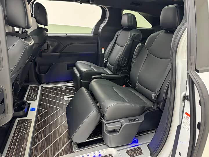 Toyota Granvia 2024 2024款 2.5L混动 尊贵PLUS版