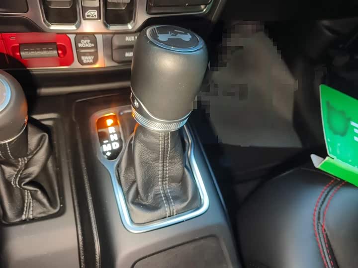 Jeep Wrangler 2024 2024款 2.0T 罗宾汉四门版