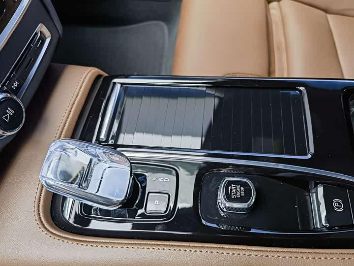 Volvo S90 Hybrid 2025 2025款 插电式混动 四驱长续航智雅豪华版