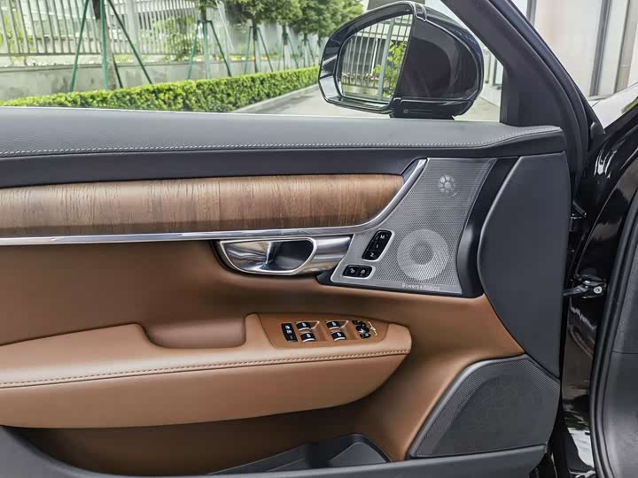 2025 Volvo S90 Hybrid