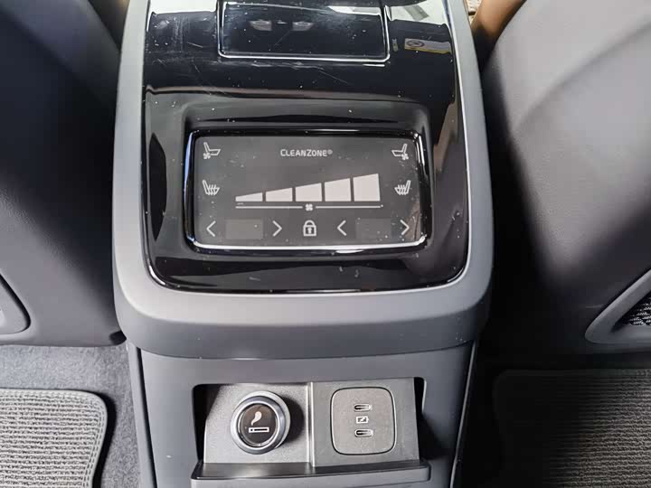 Volvo S90 Hybrid 2025 2025款 插电式混动 四驱长续航智雅豪华版