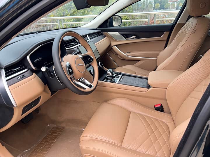 Jaguar XF L 2025 2025款 2.0T P250 两驱尊享豪华版