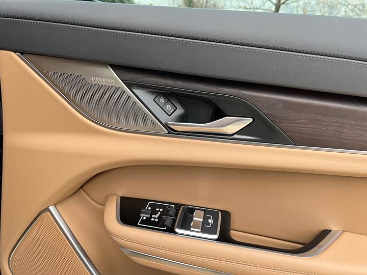 Jaguar XF L 2025 2025款 2.0T P250 两驱尊享豪华版