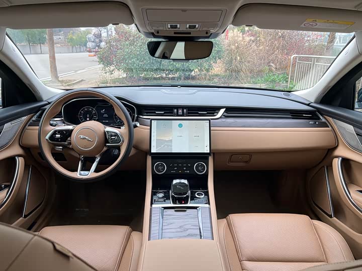 Jaguar XF L 2025 2025款 2.0T P250 两驱尊享豪华版