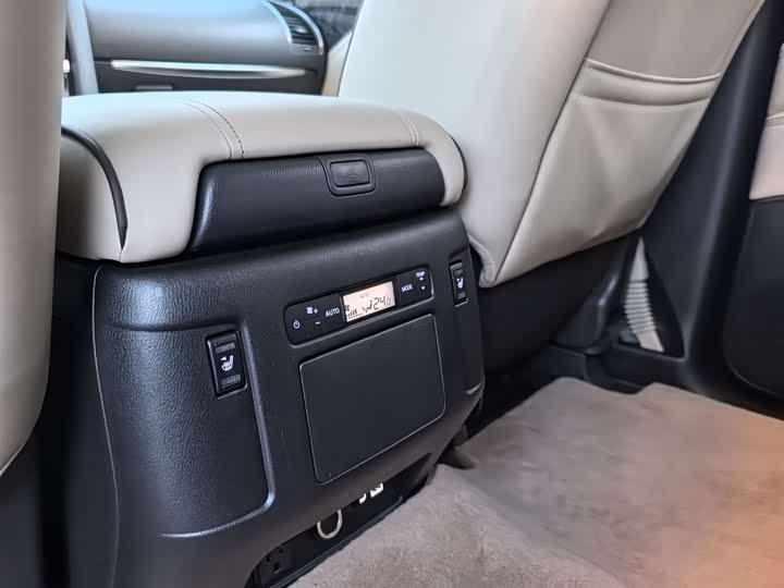 Nissan Armada 2023 2023款 ARMADA 5.6L 无敌舰队旗舰版