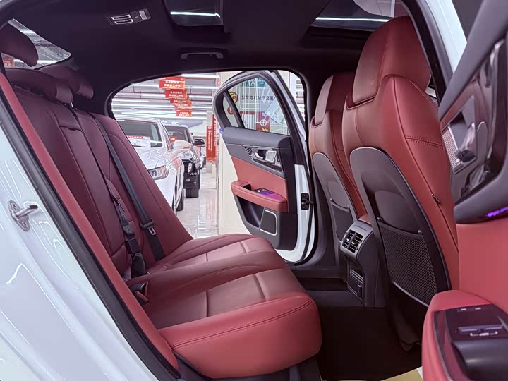 Jaguar XE L 2024 2024款 2.0T 250PS R-DYNAMIC S进取运动版