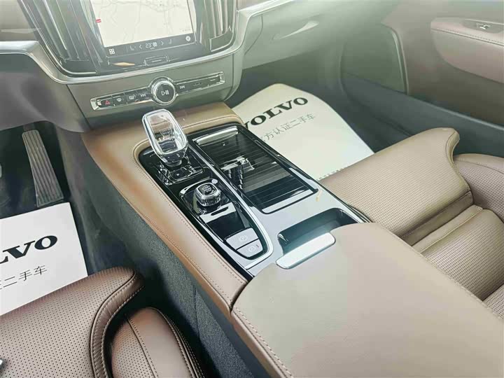 Volvo S90 Hybrid 2025 2025款 插电式混动 四驱长续航智雅豪华版