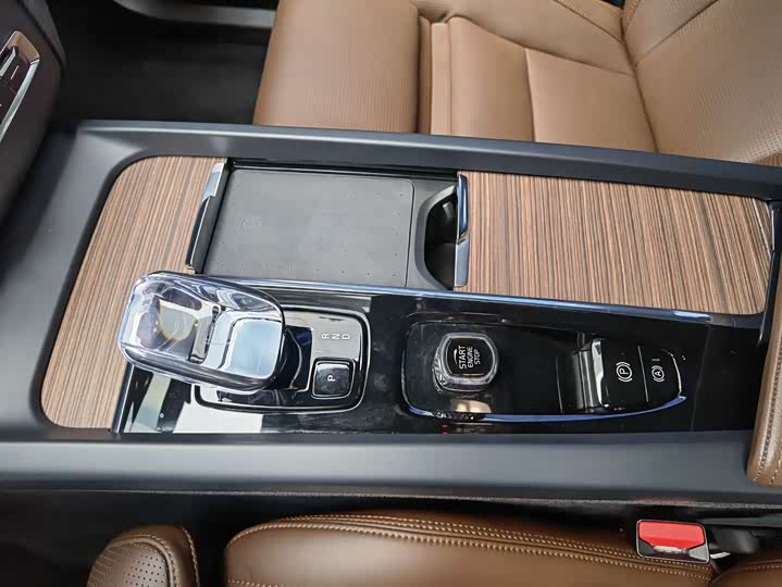 Volvo XC60 Hybrid 2025 2025款 插电式混动 长续航四驱智雅豪华版