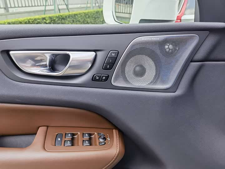 Volvo XC60 Hybrid 2025 2025款 插电式混动 长续航四驱智雅豪华版