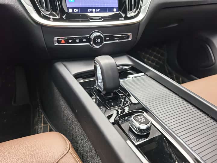 Volvo S60 2025 2025款 B4 智逸豪华版