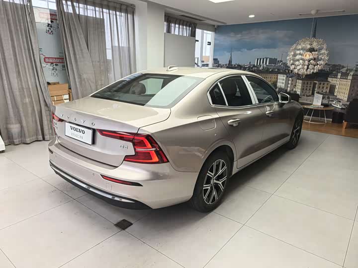 Volvo S60 2025 2025款 B4 智逸豪华版