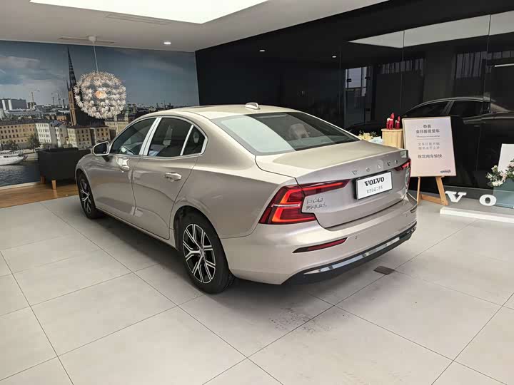 Volvo S60 2025 2025款 B4 智逸豪华版