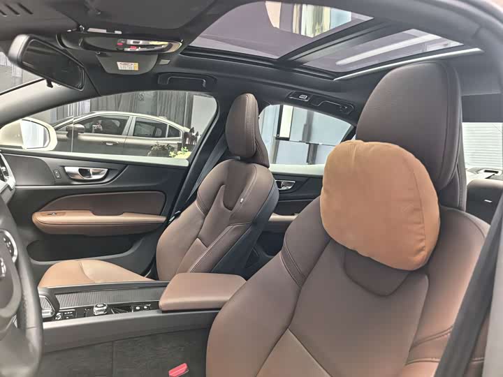 Volvo S60 2025 2025款 B4 智逸豪华版