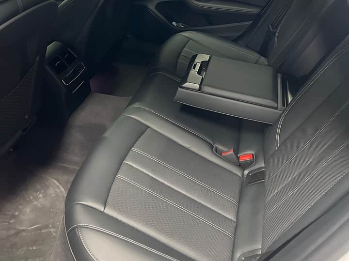 Audi A4L 2025 2025款 200万辆悦享版 40 TFSI 豪华动感型