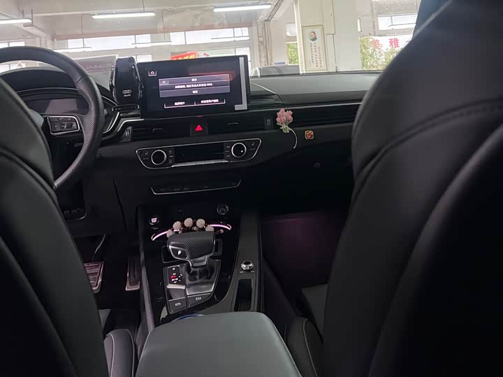 Audi A4L 2025 2025款 200万辆悦享版 40 TFSI 豪华动感型