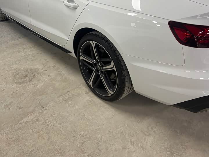 Audi A4L 2025 2025款 200万辆悦享版 40 TFSI 豪华动感型