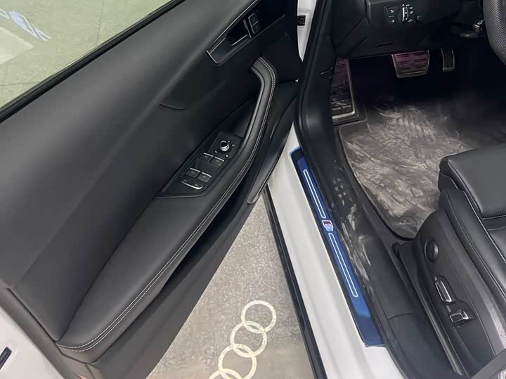 Audi A4L 2025 2025款 200万辆悦享版 40 TFSI 豪华动感型