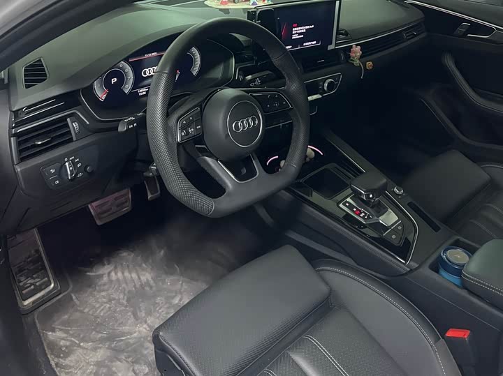 Audi A4L 2025 2025款 200万辆悦享版 40 TFSI 豪华动感型