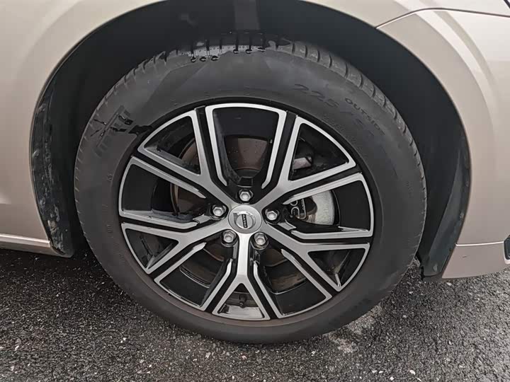 Volvo S60 2025 2025款 B4 智逸豪华版