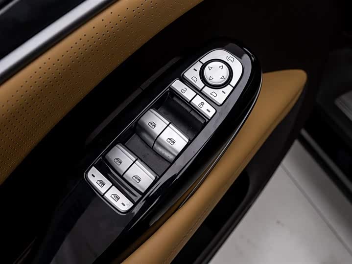 Denza D9 2025 2025款 DM-i 智驾版 1020 四驱尊享型