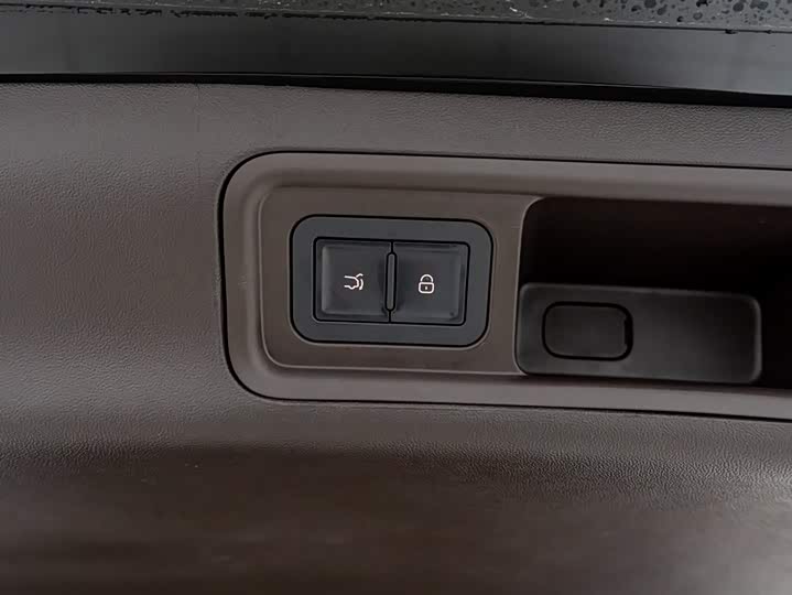 Denza D9 2025 2025款 DM-i 智驾版 1020 四驱尊享型