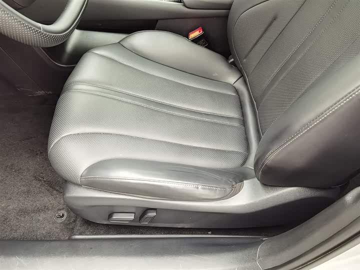 Roewe D7 2025 2025款 DMH 125km 世界冠军卓越版