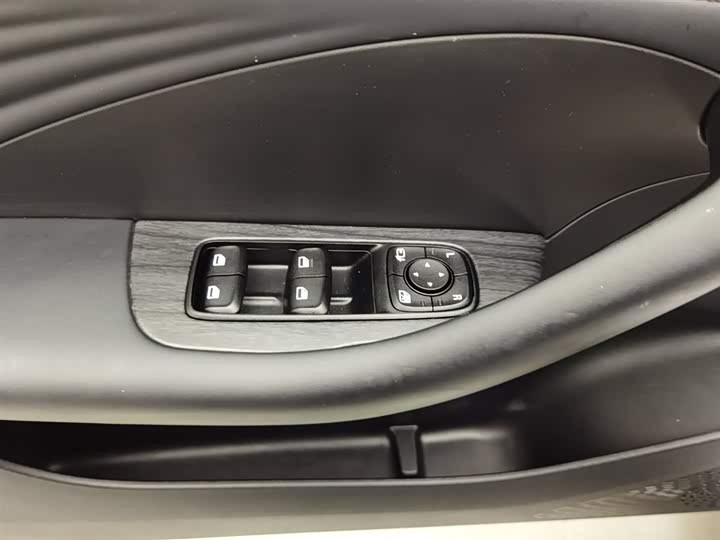 Roewe D7 2025 2025款 DMH 125km 世界冠军卓越版