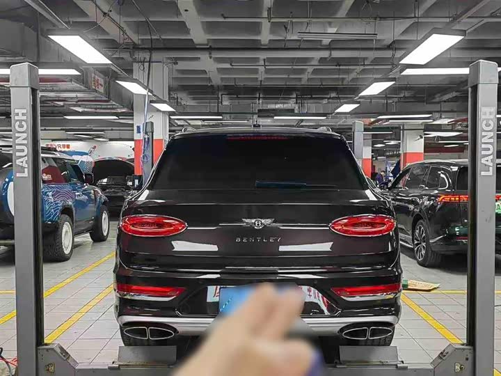 Bentley Bentayga 2023 2023款 4.0T V8 长轴距版