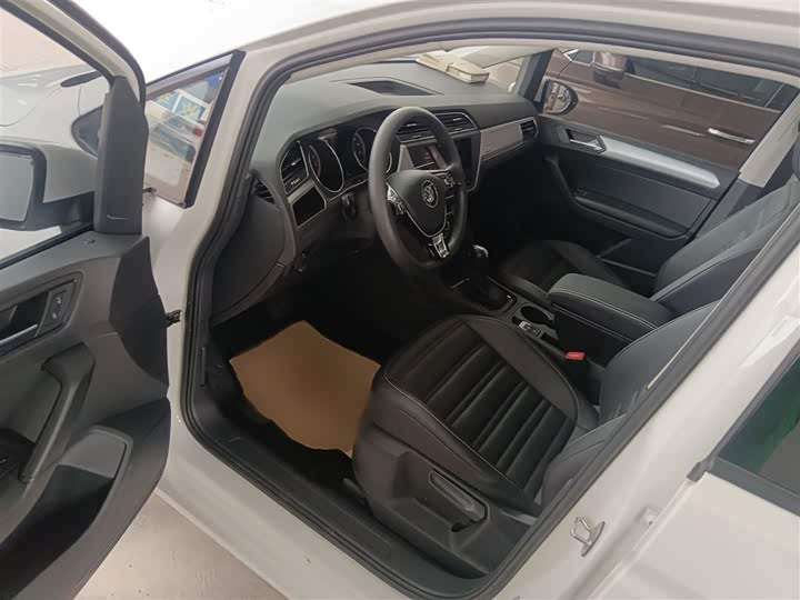 Volkswagen Touran L 2021 2021款 途安L 280TSI DSG风尚版 7座