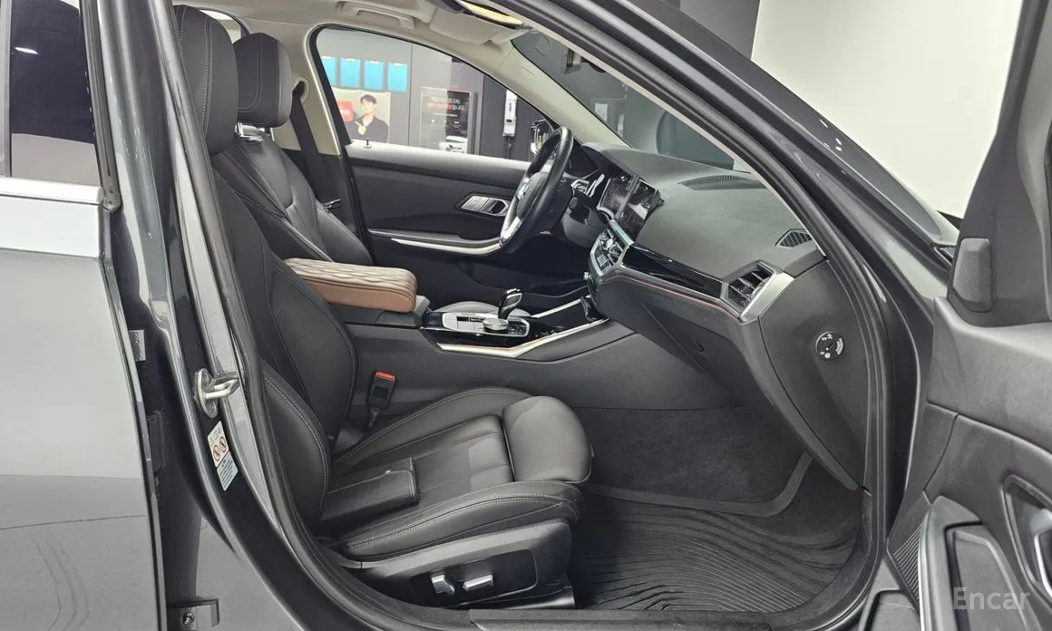 BMW 3 Series 2019 320i