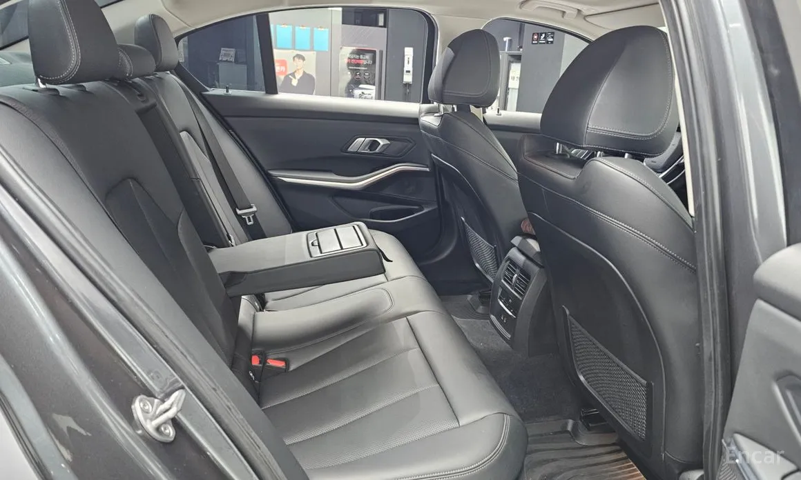 BMW 3 Series 2019 320i