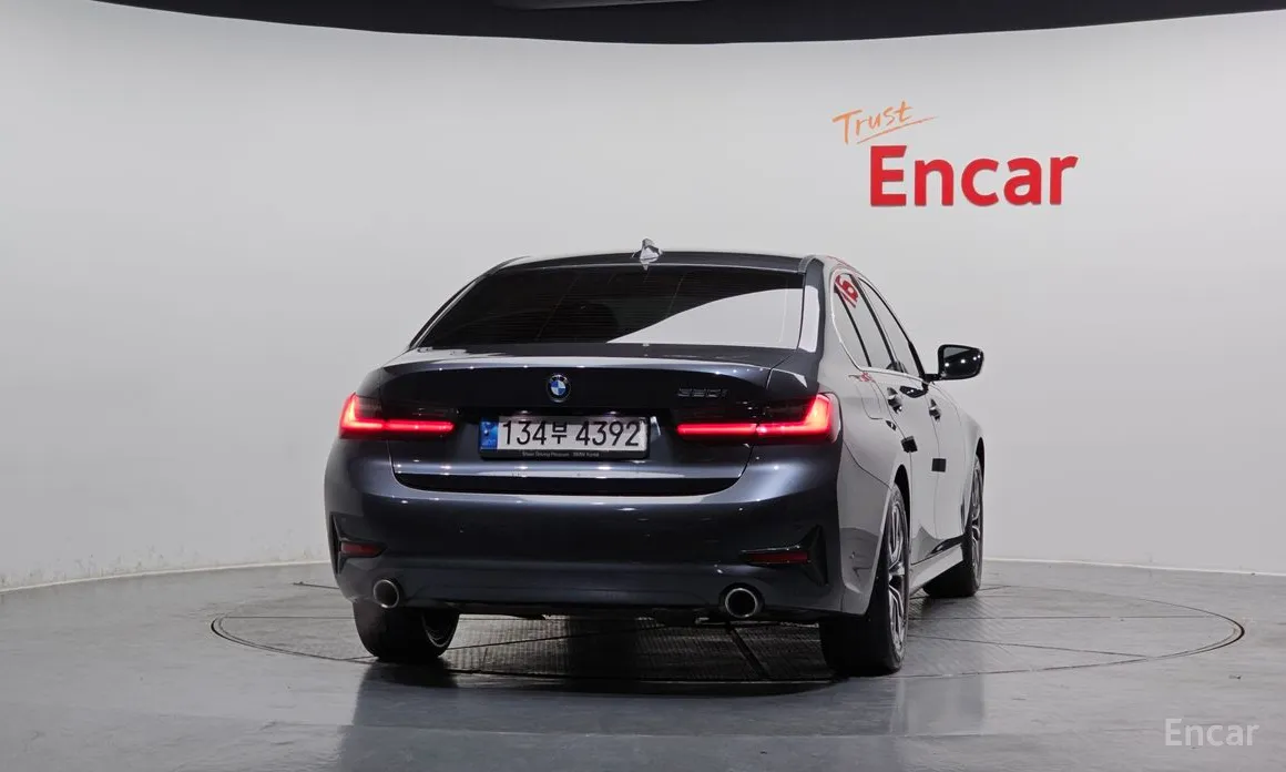 BMW 3 Series 2019 320i